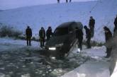 Автомобиль утонул в реке из-за пьяных «покатушек» на льду