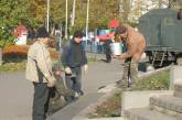 Легендарный памятник-«шар» в центре Николаева приводят в порядок