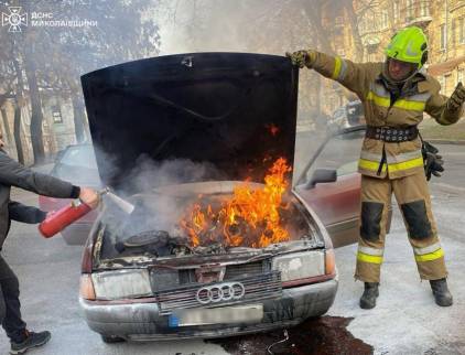 Загорілася під час руху: в Миколаєві рятувальники гасили палаючу автівку