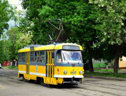 У Миколаєві чоловік роздягся догола і кинувся під трамвай (відео 18+)