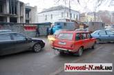 В центре Николаева ни проехать, ни пройти — припаркованные автомобили затрудняют движение транспорта