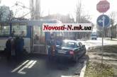 В Николаеве трамвай протаранил легковой автомобиль