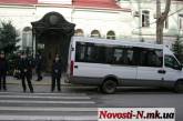 У Николаевской прокуратуры больше не хотят видеть пикетчиков, поэтому у входа выстраивают милиционеров. ДОБАВЛЕНО ВИДЕО
