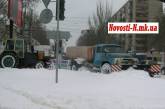 В центре Николаева снегоуборочную технику из сугробов вытаскивают тракторами ВИДЕО