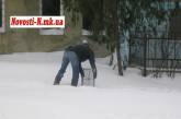 В Николаеве снег расчищают ящиками от апельсинов