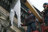 В Николаеве спасатели оббивают сосульки с крыш. Пока только на Советской