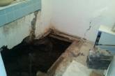 В Николаеве в жилом доме ванна провалилась в 3-метровую яму