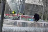 В Николаеве жители собирают цветы, возложенные к памятнику воинам-интернационалистам
