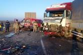В Херсонской области столкнулись микроавтобус с грузовиком: погибли 4 человека