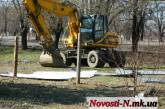 В Николаеве готовят территорию под постройку автозаправки. Местные жители против вырубки деревьев