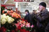 В Николаеве «цветочный ажиотаж»: у прилавков с розами и тюльпанами выстраиваются очереди