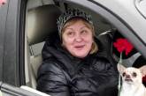 Cотрудники ГАИ Николаевской области останавливают женщин-водителей, чтобы вручить цветы
