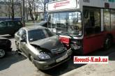 В Николаеве городской автобус протаранил «Ланос» и протащил его впереди себя около 20 метров