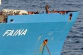 Сомалийские пираты небольшими группами покидают украинское судно “Фаина”