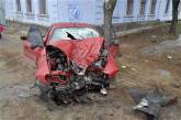 В Николаеве автомобиль врезался в дерево: два человека в больнице