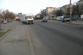 В Николаеве девушка, переходившая дорогу в неположенном месте, попала под колеса грузовика