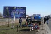«Час расплаты»: по Варваровке на окраине Николаева ездил кран, который убирал незаконно установленные билборды