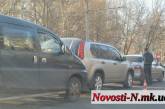 На проспекте Героев Сталинграда столкнулись сразу три автомобиля