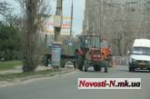 Николаевские дорожники в разгар рабочего дня чистят улицы, препятствуя движению транспорта