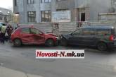 В столкновении двух иномарок в центре Николаева пострадал еще и припаркованный «Рено»