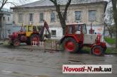 В центре Николаева прорвала водопроводная труба. Аварию устраняют сотрудники «водоканала»