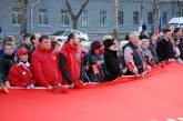 Николаевцы встретили участников международного автопробега и развернули огромную копию Знамени Победы