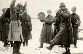 Русские солдаты учат танцевать пленного немца. 1915 г, первая мировая. ФОТО