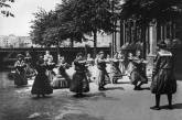 Занятия физкультурой на заднем дворе женской школы, 1905 г. ФОТО