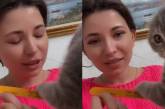 «Кисе нужны чаевые»: Кошка стала мастером маникюра (ВИДЕО) 