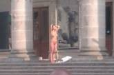 Странный женский стриптиз в центре Тернополя повеселил пользователей (видео)