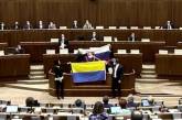 В Словакии парламентарии осквернили флаг Украины (ВИДЕО)