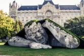 В Будапеште из-под земли вылез гигантский человек. ФОТО