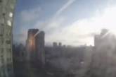 Появилось видео с попаданием ракеты в дом в Киеве (ВИДЕО)