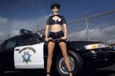 В США водителя остановили патрульные в бикини