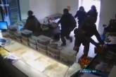 Российские солдаты грабят магазины и церкви (ВИДЕО)