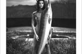 Модель Ирина Шейк снялась обнаженной с гигантской рыбой (фото) 