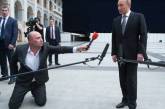 Сети позабавило фото Путина с журналистом на коленях