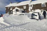 Несколько десятков британцев из-за снегопада на 3 ночи оказались запертыми в высокогорном пабе