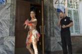 Украинцы хохочут над активисткой Femen, явившейся в полицию в костюме папуаса. ФОТО