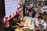 Сила любви: счастливый китаец накормил лапшой пять тысяч прохожих. ФОТО