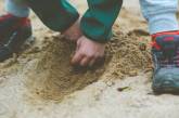 Опасные игры: чем может заразиться ребенок в песочнице