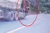 Ловкий китаец умудрился догнать «сбежавший» грузовик (ВИДЕО)