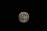 «Клубничная» Луна: яркие снимки необычного природного явления.