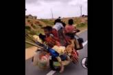 В Индии муж, жена, 5 детей, 2 собаки и курица ехали на одном мотоцикле (ВИДЕО)