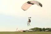 Обнаженный американец выполнил 60 прыжков с парашютом за сутки (ВИДЕО)