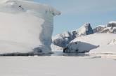 В Антарктиде откололся кусок ледника размером с многоэтажку. (ФОТО)
