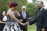 Сеть шокировали молодожены, сыгравшие свадьбу на кладбище. (ФОТО)