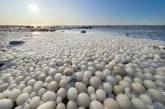 В Финляндии на пляже обнаружили тысячи ледяных шаров. (ФОТО)