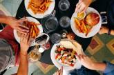 Дієтологи пояснили, чому не варто обідати поряд із гаджетами