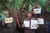 Дети Киевщины передали рисунки военным на фронт (ФОТО)